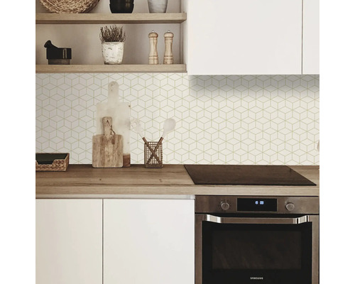 Küchenszene mit geometrischen Fliesenmustern und Kochutensilien