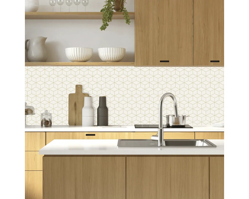 Küchenszene mit Holzschränken, Spüle und geometrischen Fliesenaufklebern