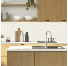 Küchenszene mit geometrischer Wandfliese, Spüle und Holzelementen