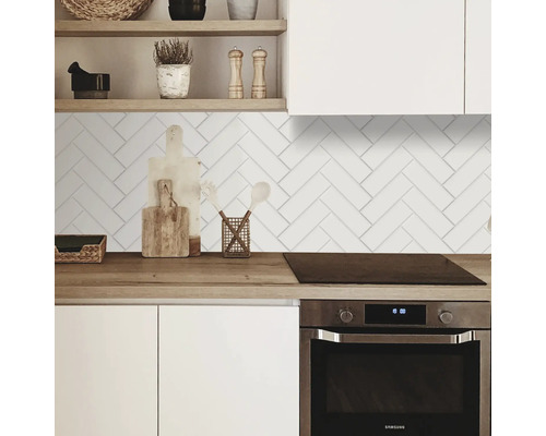 Küchenszene mit weißen Fischgrätfliesen an der Wand.