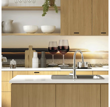 Cuisine claire avec éléments en bois et décorations