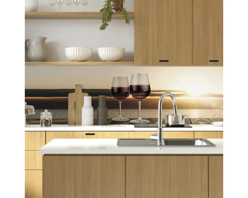 Cuisine claire avec éléments en bois et décorations