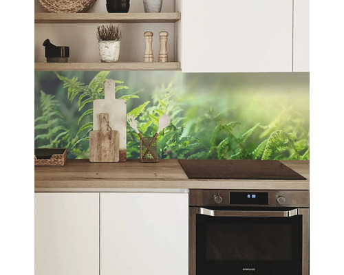 Küchenrückwand mit Pflanzenmotiv über dem Herd