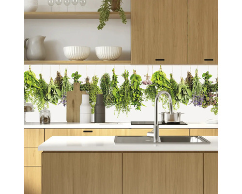 Küchenszene mit Kräutermotiv-Wandpaneel, Spüle und Küchenutensilien