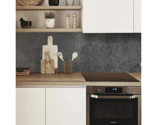 Küchenszene mit weißen Schränken, hölzerner Arbeitsplatte und grauer Rückwand