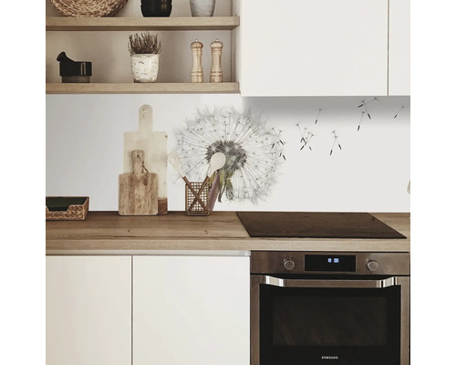 Scène de cuisine avec sticker mural pissenlit, planches à découper et ustensiles de cuisine