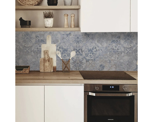 Küchenrückwand mit blauem Fliesenmuster in einer modernen Küche