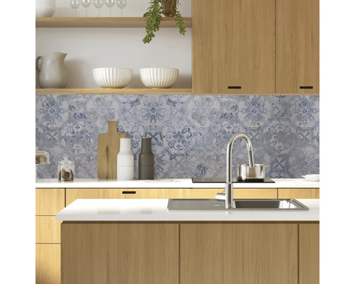 Küchenszene mit Spüle, Armatur und Wandfliesen im Vintage-Design