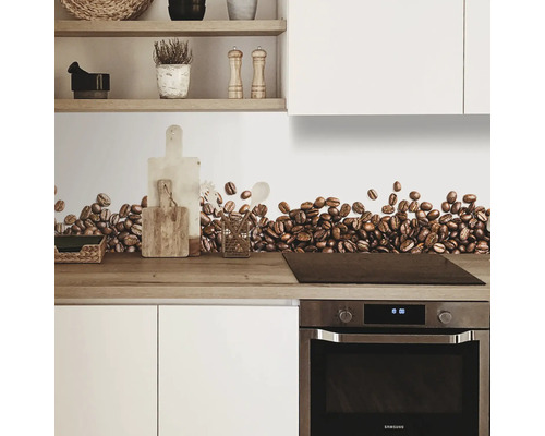 Küche mit Wandtattoo Kaffeebohnen auf weißem Hintergrund