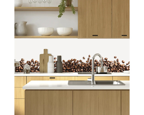 Scène de cuisine avec motif de grains de café sur le plan de travail.