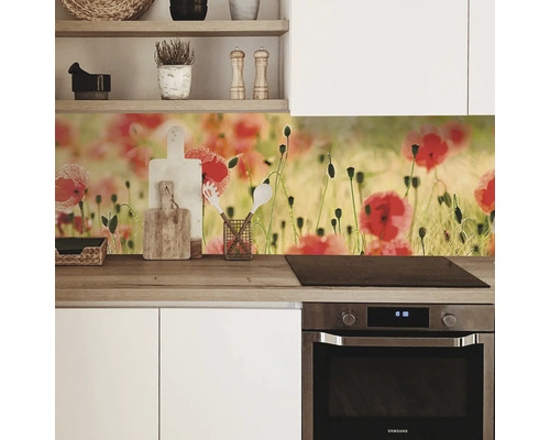 Küchenszene mit Mohnblumen-Wandpaneel über Arbeitsplatte und Herd