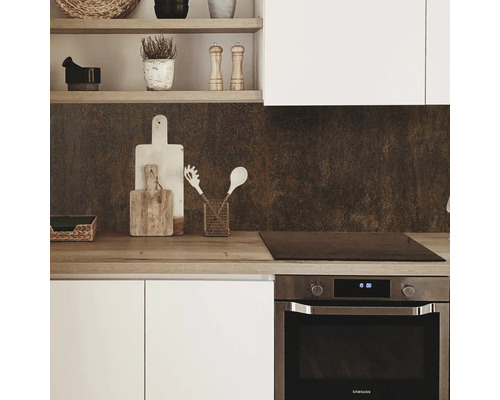 Küchenszene mit Arbeitsplatte, Küchenrückwand, Küchenutensilien und Elektroherd