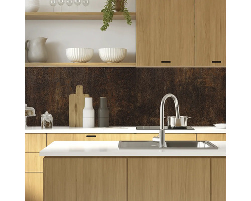 Küchenszene mit Spüle, Armatur, Arbeitsplatte und Küchenutensilien.