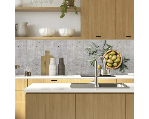 Küchenszene mit Betonrückwand, Olivenmotiv und Holzelementen