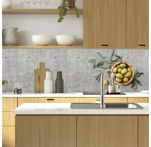 Küchenszene mit Oliven-Motiv auf der Rückwand