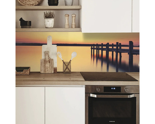Küchenrückwand mit einem Motiv eines Sees bei Sonnenuntergang in einer modernen Küche.