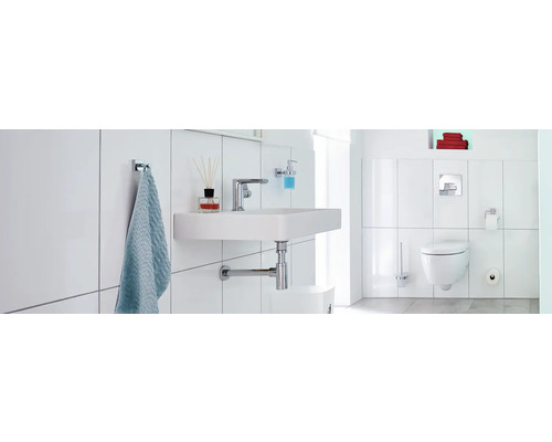 Helles Badezimmer mit Waschtisch, Handtuchhalter und Toilette