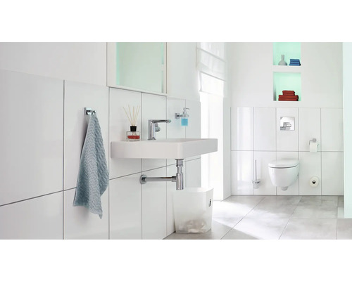 Helles Badezimmer mit Waschbecken, Toilette und Handtuch