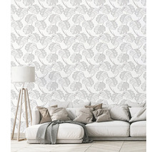 Wohnraum mit Sofa und Wandtapete mit Monstera-Blatt-Motiv