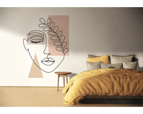 Chambre à coucher avec sticker mural représentant un visage de femme et des éléments végétaux
