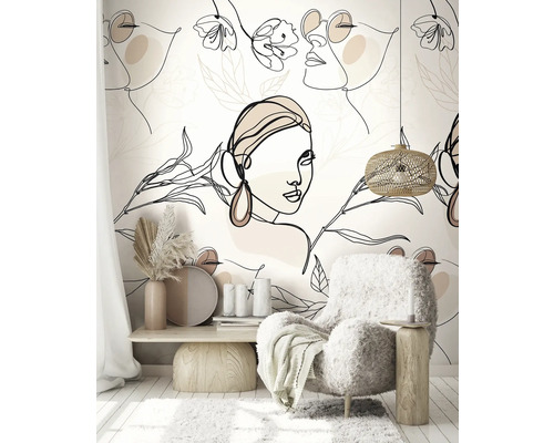 Pièce décorée avec fauteuil et papier peint mural avec motif de visage de femme