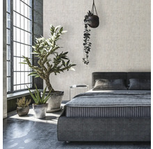 Schlafzimmer mit Bett, Zimmerpflanzen und großem Fenster