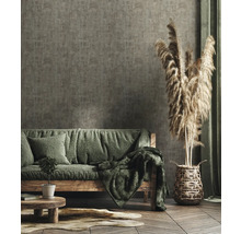 Salon avec canapé, décoration et parquet pour une ambiance chaleureuse.