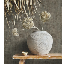 Scène décorative avec vase, fleurs et table
