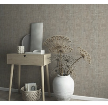 Dekoratives Interieur mit Konsole, Vase und Wandtapete