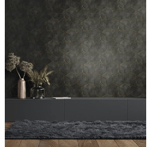 Wohnraum mit gemusterter Tapete, Sideboard und Teppich