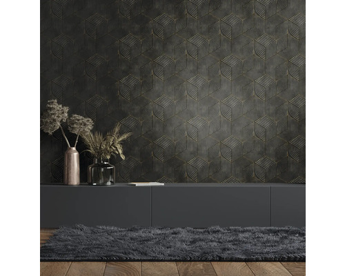 Wohnraum mit gemusterter Tapete, Sideboard und Teppich