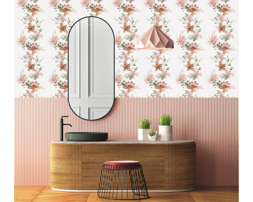 Badezimmergestaltung mit Waschtisch, Spiegel, Lampe und floraler Tapete