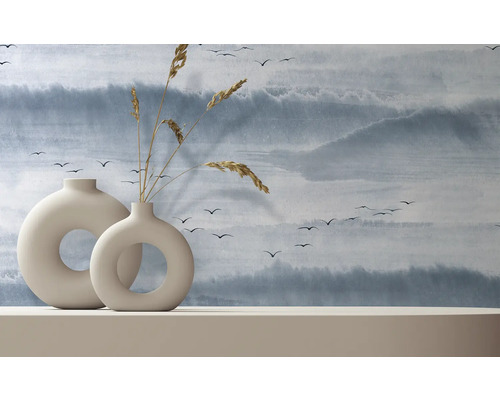 Vases décoratifs avec fleurs séchées devant un papier peint à motifs d''oiseaux