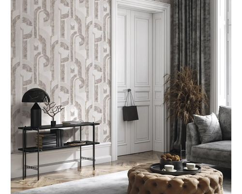 Salon avec papier peint à motifs, console, décoration et meubles rembourrés pour un aménagement intérieur élégant.