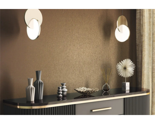 Modernes Wohnzimmer mit Sideboard, Dekoration und Beleuchtung