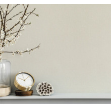 Gros plan d''un mur avec horloge, décoration et vase avec des fleurs