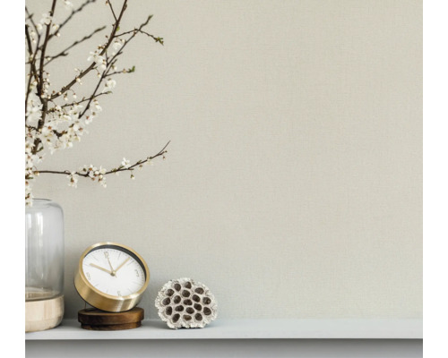 Gros plan d''un mur avec horloge, décoration et vase avec des fleurs