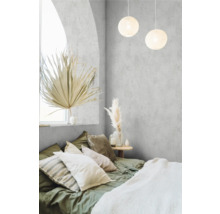 Schlafzimmer mit Bett, Kissen, Lampe und dekorativen Elementen für eine gemütliche Atmosphäre.