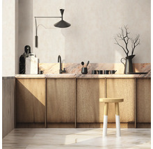 Küchenszene mit Spüle, Arbeitsplatte aus Stein, Holzschrank und Hocker