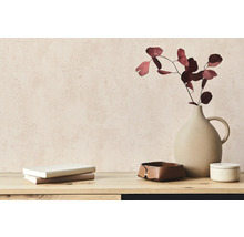Dekoratives Stillleben mit Büchern, Blumenvase und Ablage auf einem Tisch.