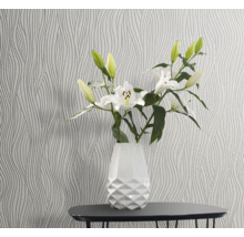 Gemusterte Tapete mit floralem Arrangement in Vase auf Tisch