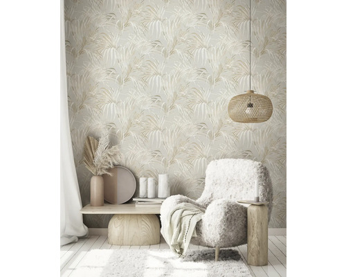 Salon avec papier peint à motifs floraux, fauteuil et décoration