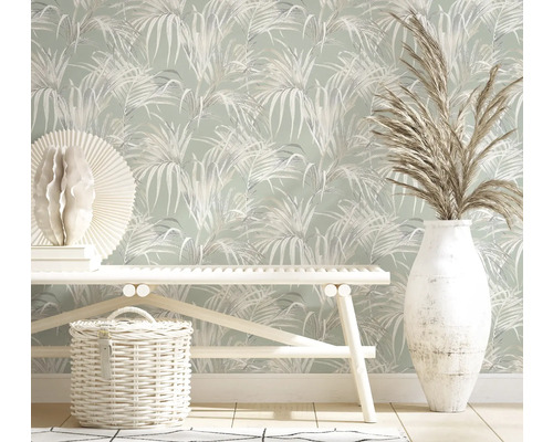Wohnraum mit Palmenmuster-Tapete, Bank, Korb und dekorative Vase