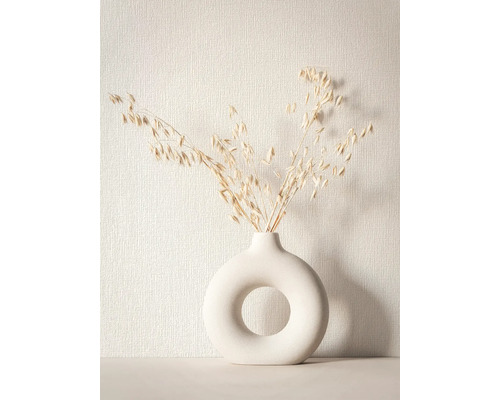 Dekorative Vase mit Loch und getrockneten Gräsern