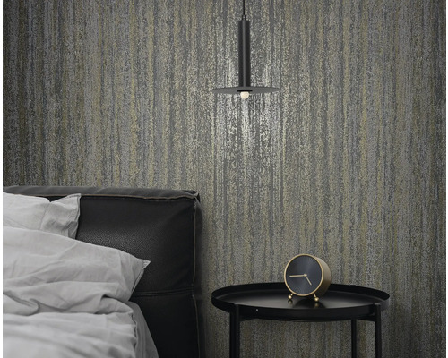 Chambre avec papier peint à motifs, table de chevet et lit