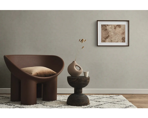 Salon avec fauteuil, table et décoration