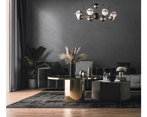 Salon avec canapé, table et plante d''intérieur sous une lampe décorative