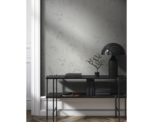 Tapete mit Frauengesichtern im Interieur mit Konsole und Dekoration.