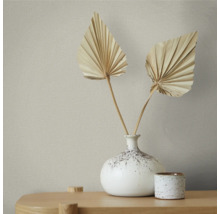 Gros plan d''un papier peint texturé avec des objets de décoration sur une table