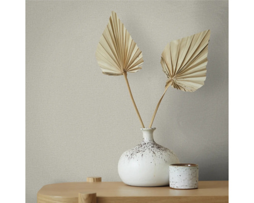 Nahaufnahme einer strukturierten Tapete mit Dekorationsgegenständen auf einem Tisch